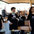 Zu sehen sind vier Schüler*innen der "Kids on Drums" mit schwarzen T-shirts und Trommeln.