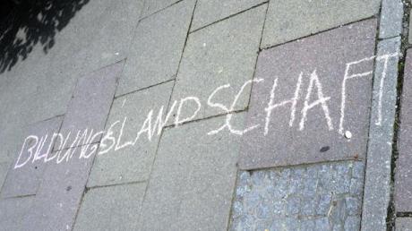 Auf dem Fußgängerweg steht "Bildungslandschaften" geschrieben