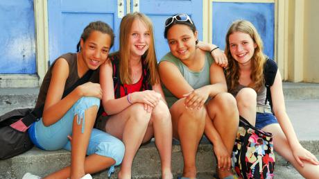 Vier Mädchen sitzen von ihrer Schule