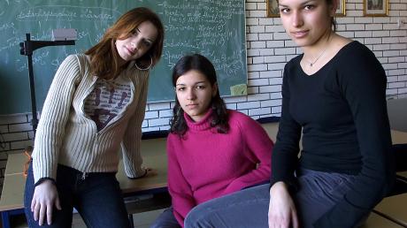 3 junge Frauen vor Tafel