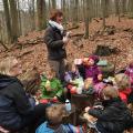 Kindergruppe mit Pädagoginnen im Wald