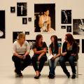 Vier Mädchen sitzen vor einer Bilderinstallation