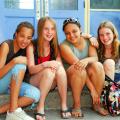 Vier Mädchen sitzen von ihrer Schule