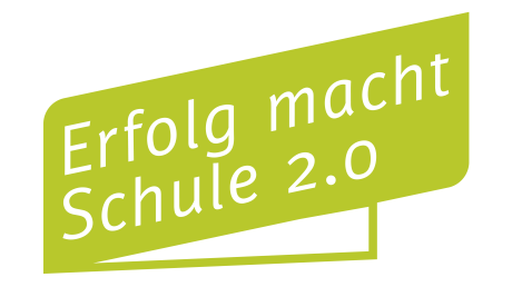 Abgebildet ist das Logo des Programms "Erfolg macht Schule 2.0", ein Schriftzug mit den drei Wörtern genau untereinander, in weißer Schrift auf einem grünen quadratischen Hintergrund.
