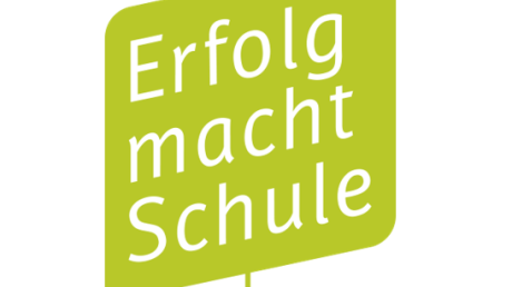 Abgebildet ist das Logo des Programms "Erfolg macht Schule", ein Schriftzug mit den drei Wörtern genau untereinander, in weißer Schrift auf einem grünen quadratischen Hintergrund.
