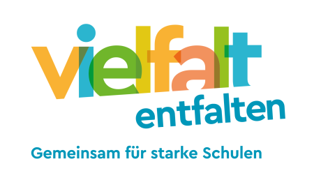Abgebildet ist das Logo des Programms "Vielfalt entfalten", ein bunter Schriftzug mit Buchstaben in vielen Farben, und dem Untertitel "Gemeinsam für starke Schulen".