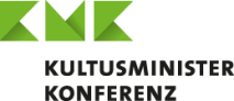 Logo der Kultusministerkonferenz, oben der stilisierte Schriftzug "KMK" aus übereinandergelegten grünen Dreiecken, darunter der Schriftzug "Kultusministerkonferenz".