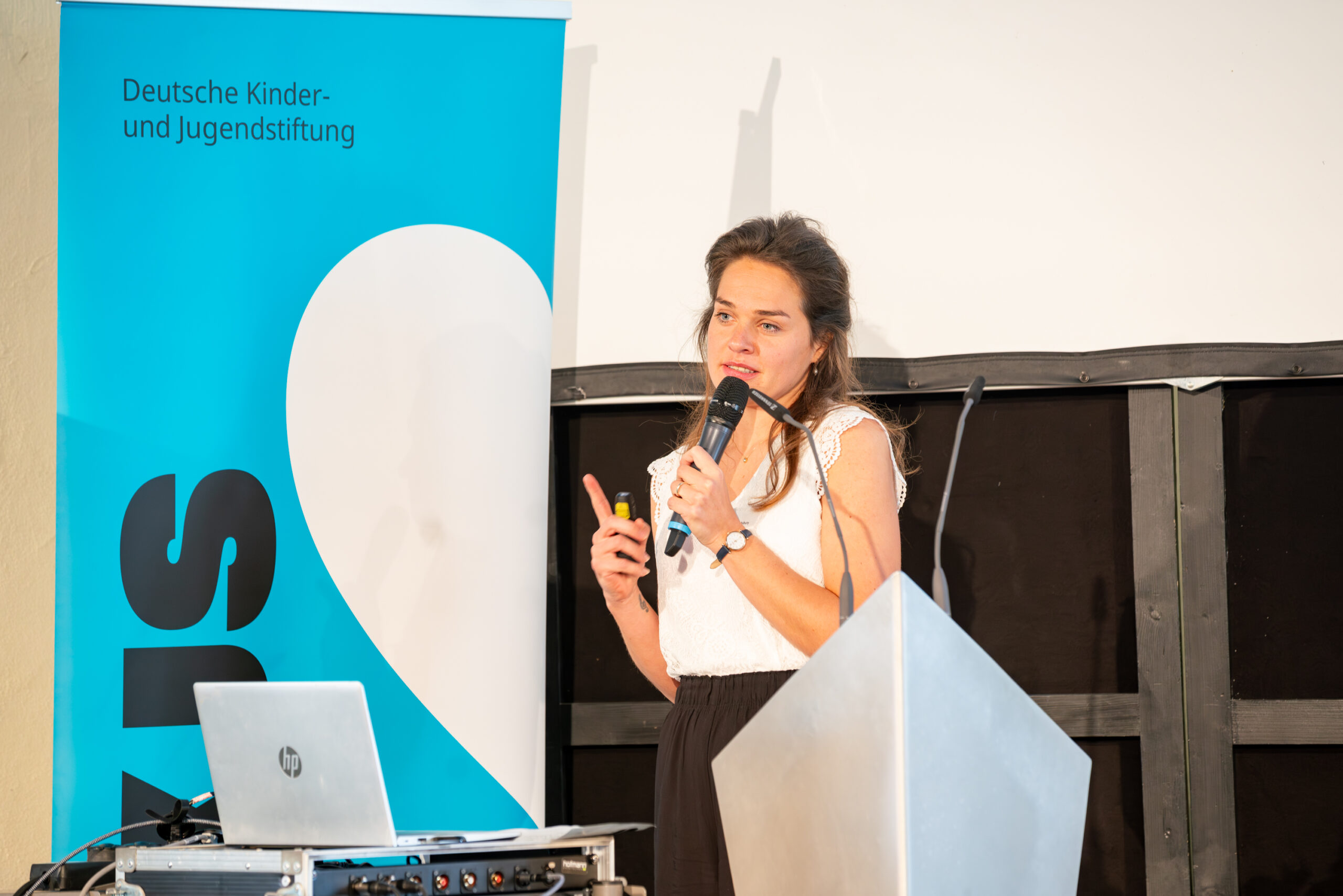 Dr. Katharina Asbury bei ihrer Keynote bei der Fachtagung von Erfolg macht Schule 2.0 im Frühjahr 2026