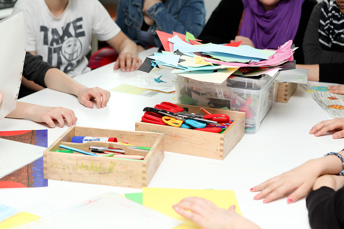 Kinder am Basteltisch