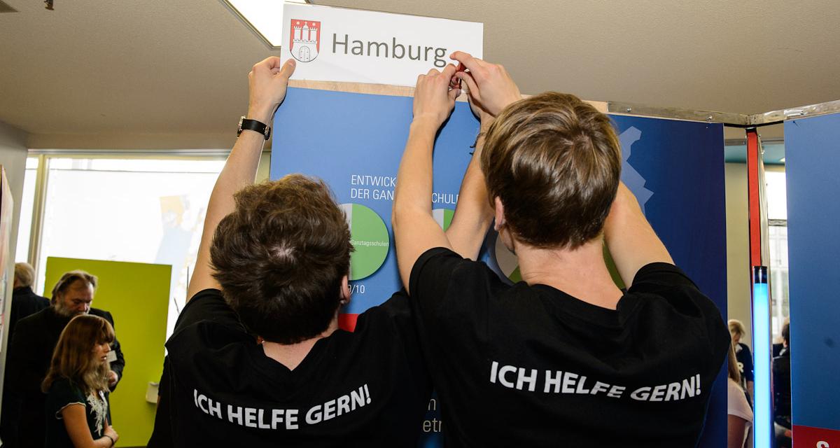 Zwei Helfer reperrieren einen Kongressstand