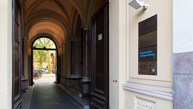 DKJS Gebäude - Eingang